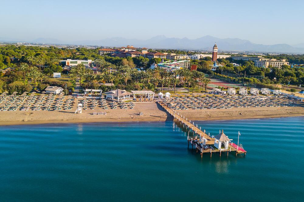 NAPUNITE BATERIJE TAMO GDE ZELENILO GRLI PLAVETNILO: Na samoj obali Mediterana, odličan hotel u izobilju drveća i cveća