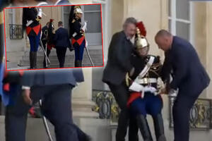 NEVERICA U PARIZU: Gardista pada u nesvest ispred Makrona, dvojica ga drže, a gest francuskog predsednika RAZBESNEO MNOGE (VIDEO)