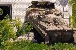 NEVEROVATNA SCENA ZABELEŽENA U UKRAJINI: Oklopno vozilo iskače iz sobe i kreće u akciju?! KAKAV ŠOK ZA NEPRIJATELJA (VIDEO)
