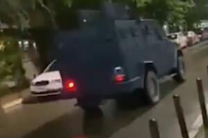 NASTAVLJA SE TEROR NA SEVERU KiM: Oklopna vozila tzv. kosovske policije patroliraju kroz Severnu Mitrovicu, na ulazu vrše pretes