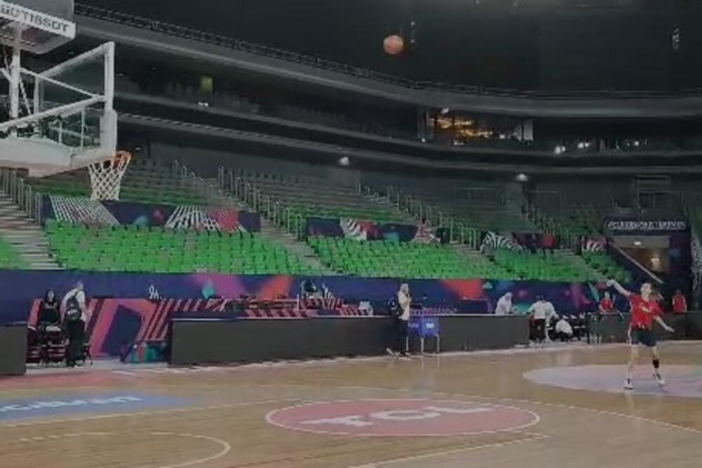 JOVANA NOGIĆ PODESILA NIŠANSKE SPRAVE ZA MAĐARICE: Srpska košarkašica pogodila trojku sa pola terena u internom takmičenju (VIDEO)