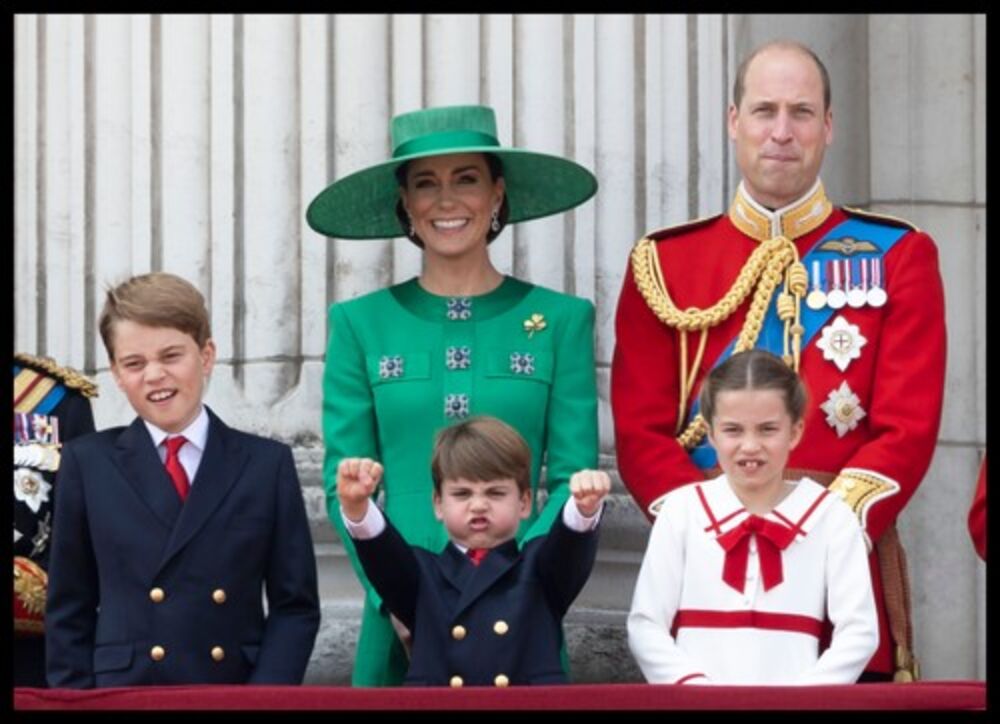 Princ Džordž, princ Luis i princeza Šarlot s roditeljima