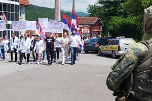 MESEC DANA OD UPADA KOSOVSKE POLICIJE U OPŠTINSKE ZGRADE NA SEVERU: Srbi i dalje mirno protestuju (FOTO)