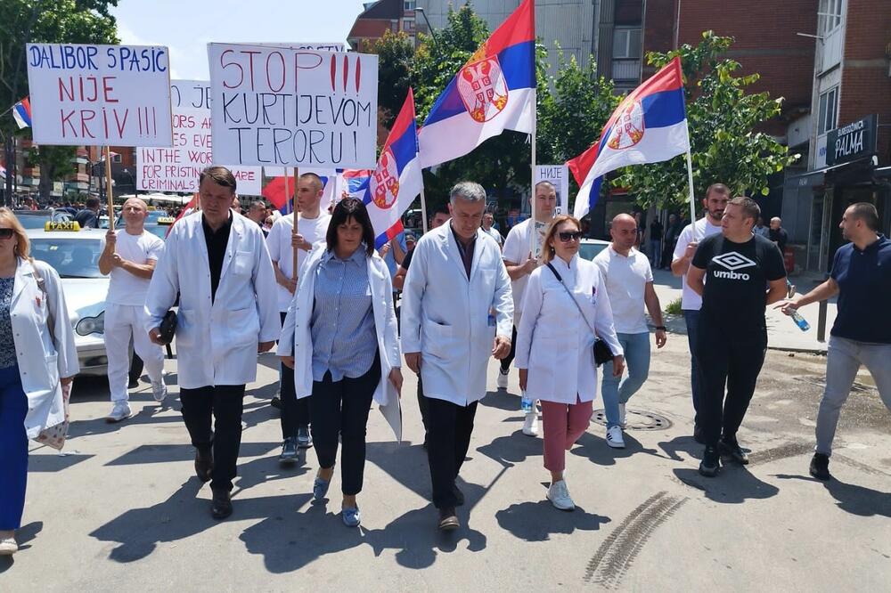 KOLONA STIGLA U ZVEČAN: Zdravstveni radnici iz Severne Mitrovice na protestu podrške uhapšenim Srbima (FOTO, VIDEO)