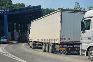 JARINJE: Srbi propuštaju automobile i autobuse, kamioni sa RKS tabliama ne mogu da prođu