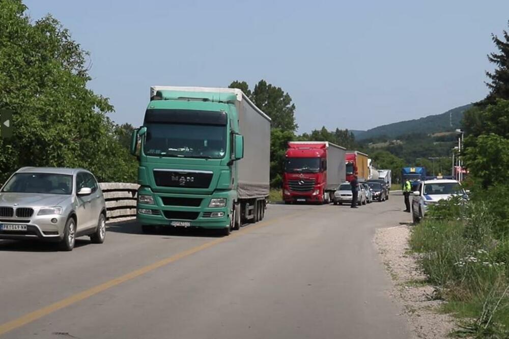 VOZAČI NA BLOKADI U RUDARU: "Ostajemo dok Priština ne povuče odluku o zabrani prolaza srpskih kamiona "