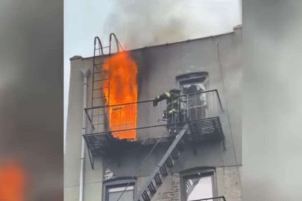DRAMATIČAN SNIMAK: Pogledajte kako vatrogasci spasavaju mladića iz požara, ne može da izađe zbog rešetki, a gori ceo sprat (VIDEO)