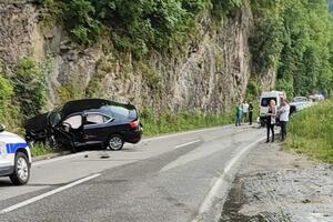 JEZIVA SAOBRAĆAJKA KOD PRIJEPOLJA: Lančani sudar nekoliko automobila, muškarac BEZ SVESTI leži nasred puta (FOTO)