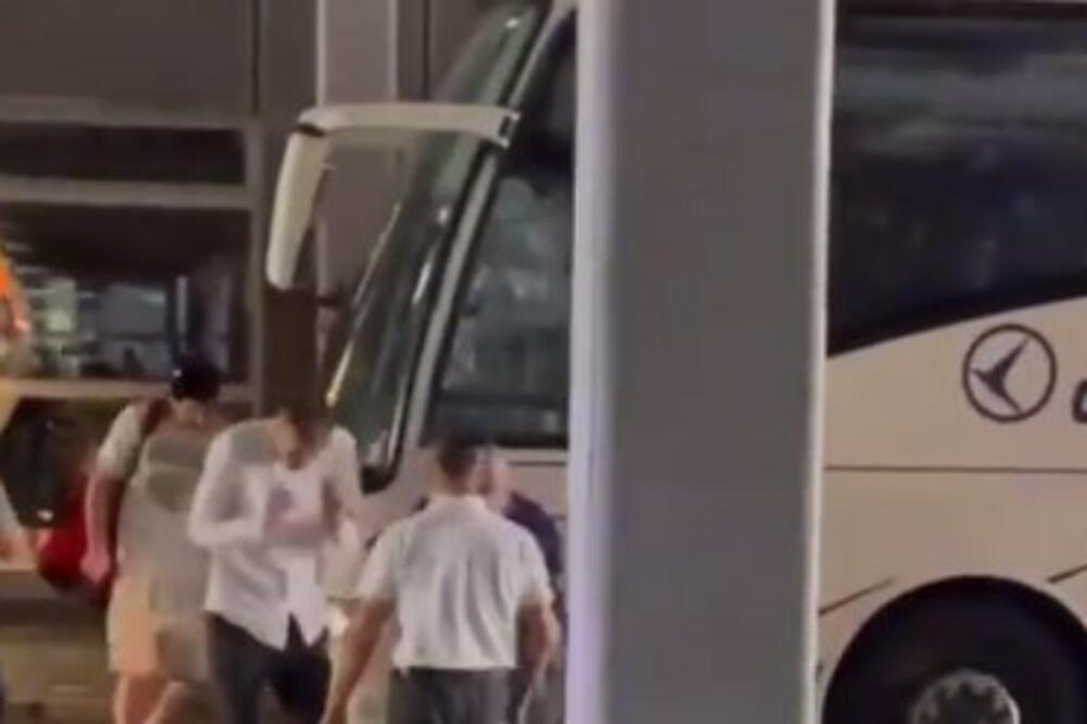 HAOS PRED MAJSTORICU: Navijači Partizana gađali TOPOVSKIM UDARIMA Zvezdin autobus! (VIDEO)