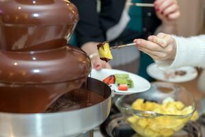ZA SLATKO I NEZABORAVNO OKUPLJANJE: Mini čokoladna fontana je idealan dodatak za druženja!