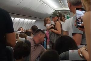 U ŠTA SMO SE PRETVORILI?! Žena sa detetom u naručju napušta avion Er Srbije posle incidenta, PUTNIK ZAMAHUJE DA JE UDARI! (VIDEO)