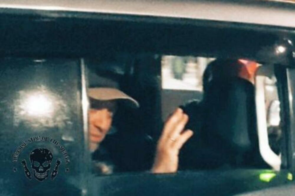 POJAVIO SE SNIMAK PRIGOŽINA KAKO ODLAZI IZ ROSTOVA: Okupljeni građani ga pozdravljaju dok njegov automobil prolazi (VIDEO, FOTO)