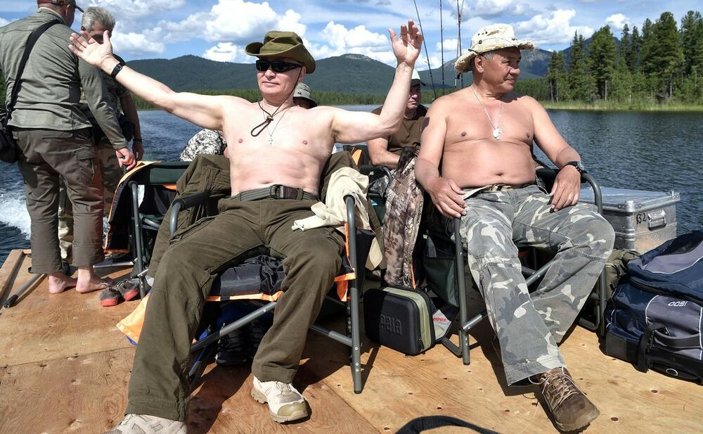 Владимир Путин и Сергеј Шојгу ловат риба во Сибир во август 2017 година.