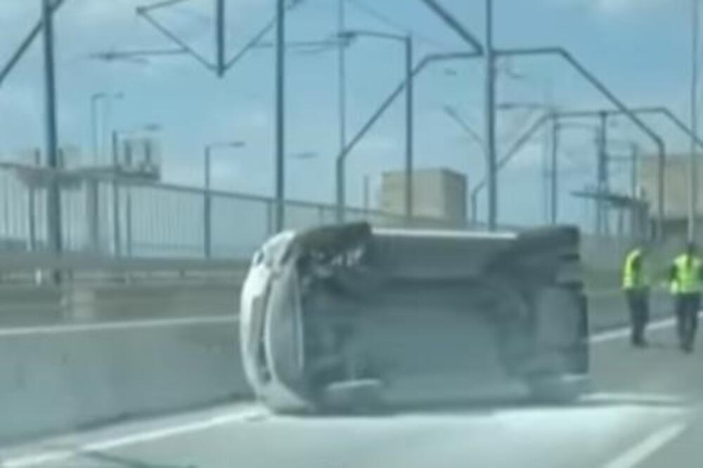 TEŠKA SAOBRAĆAJKA NA MOSTU NA ADI: Automobil se od siline udara okrenuo na bok (VIDEO)