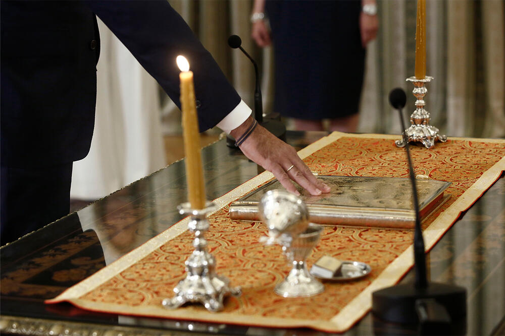 Kirjakos Micotakis stavlja ruku na Bibliju prilikom polaganje zakletve za premijera Grčke