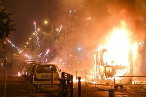 NEREDI U PARIZU, POLICAJAC UBIO TINEJDŽERA: Ljudi na ulicama, palili automobile, gorela i osnovna škola (FOTO)