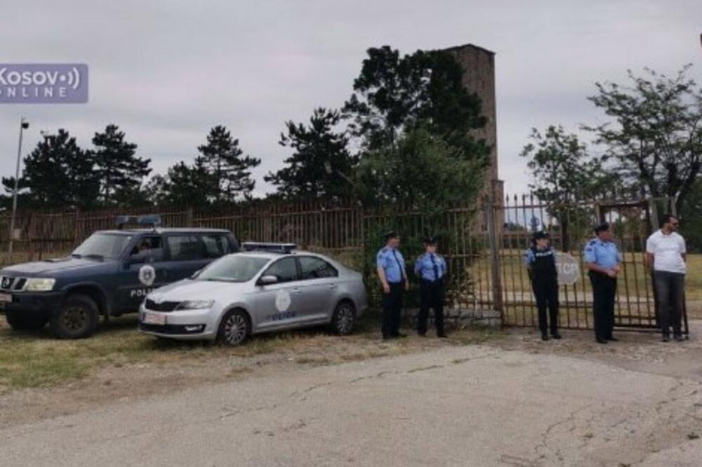KOSOVSKA POLICIJA NE DOZVOLJAVA SRPSKA OBELEŽJA NA GAZIMESTANU: Ne daju da se pale sveće! Ljudi došli da odaju počast knezu Lazaru