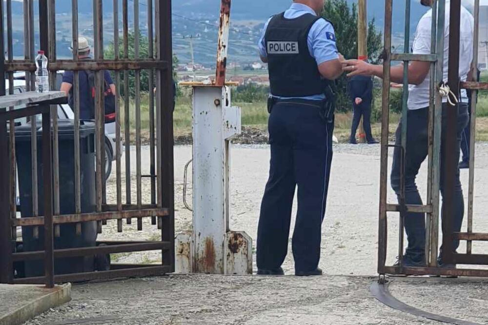 KURTIJEVI POLICAJCI ODUZIMALI SRBIMA SVEĆE! Nisu im dozvilili da ih zapale na Gazimestanu za kosovske stradalnike!