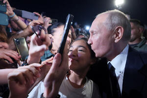 PUTIN LJUBIO ŽENE: Pogledajte kako su oduševljeni građani Dagestana dočekali ruskog predsednika (VIDEO, FOTO)
