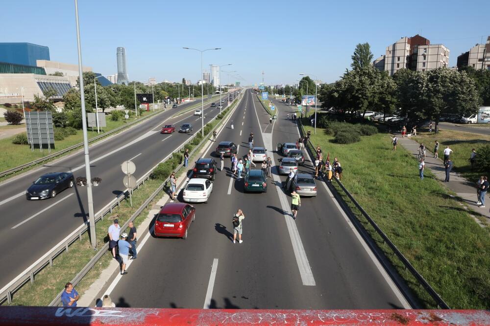 ZAVRŠENA PROTESTNA VOŽNJA DELA OPOZICIJE, AUTO-PUT SATIMA BIO BLOKIRAN: Vozači koristili obilaznicu oko Beograda da izbegnu gužve