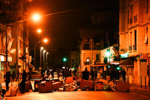 FRANCUSKA NA IVICI VANREDNOG STANJA: Haos na ulicama, sahranjen Nael M, policajci upucani u prepone i noge! (FOTO)