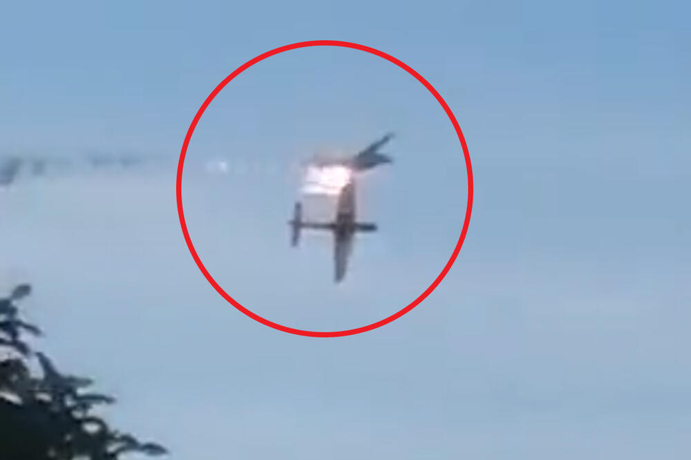 UŽAS NA VOJNOJ VEŽBI: Kamera zabeležila kobni sudar 2 borbena aviona T-27! POGLEDAJTE JEZIVU SCENU NA NEBU (VIDEO)