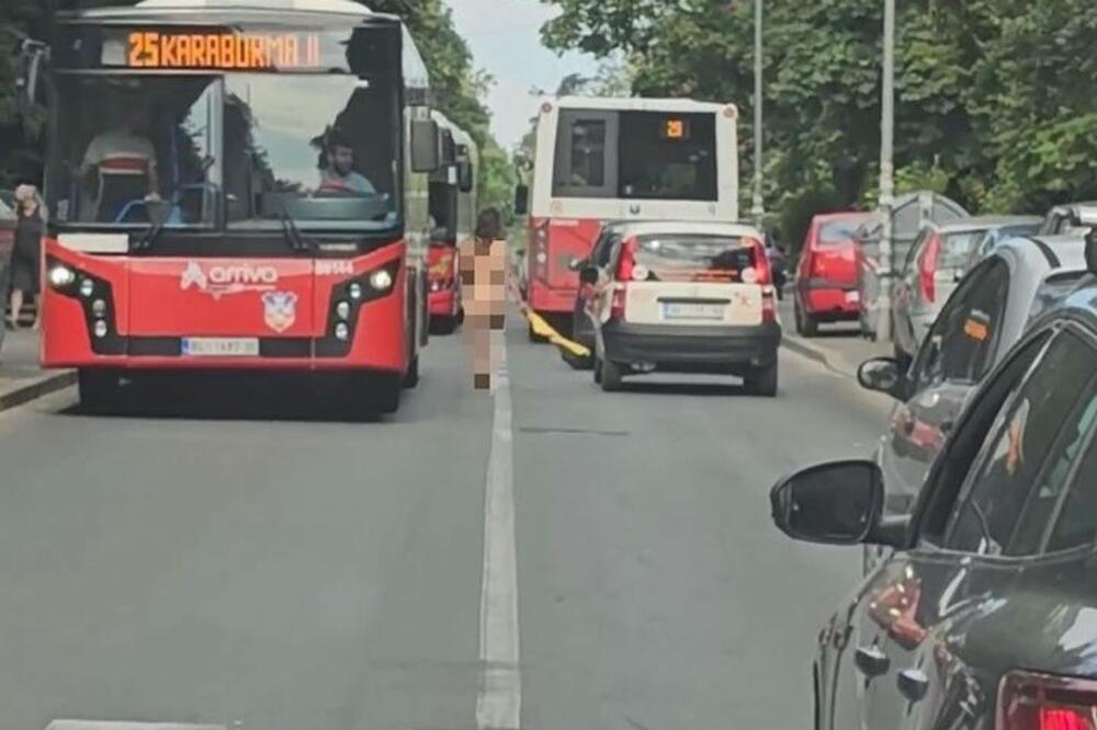 ŠOK SCENA NA KARABURMI: Gola žena šeta nasred ulice, Beograđani u čudu gledaju, jedni ne trepću, drugi ne veruju ZAR OPET! (FOTO)