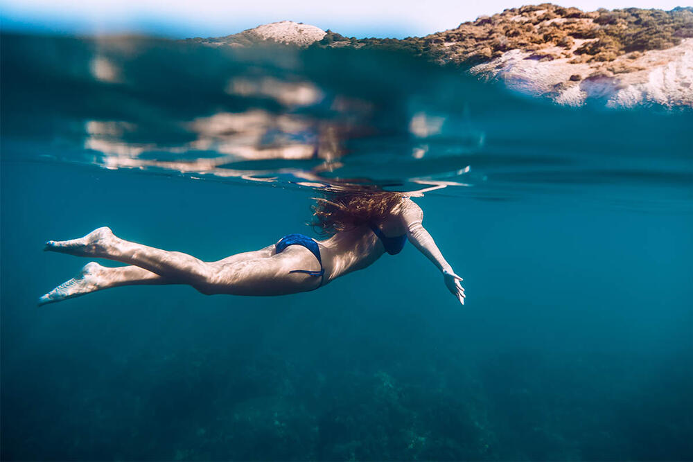 žena pliva, plivanje, more