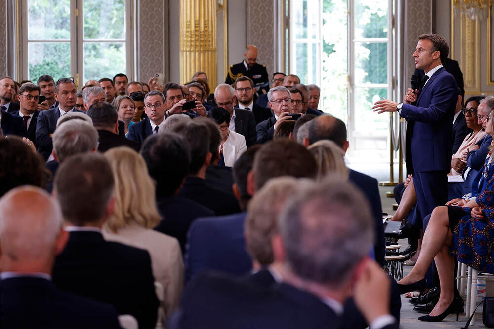 Francuski predsednik Emanuel Makron sa gradonačelnicima