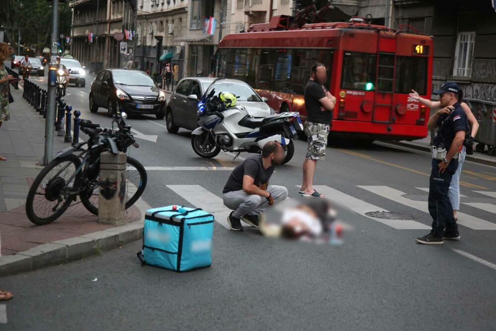 biciklista udario ženu, oborena žena