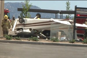 PAO AVION U KALIFORNIJI: Pronađen prevrnut na parkingu poslovnog kompleksa, IMA MRTVIH (VIDEO)