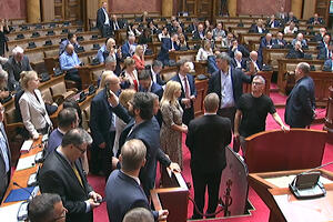 TRAŽILI GAŠIĆEVU SMENU, A NISU DOŠLI DA GLASAJU! Inicijativu za opoziv ministra podneo 61 poslanik, a glasalo samo 37 opozicionara