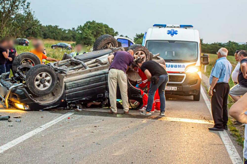 TEŠKA SAOBRAĆAJNA NESREĆA KOD BOLJEVCA: Opelom se zakucao u bankinu, auto se okrenuo, vozač poginuo (FOTO)