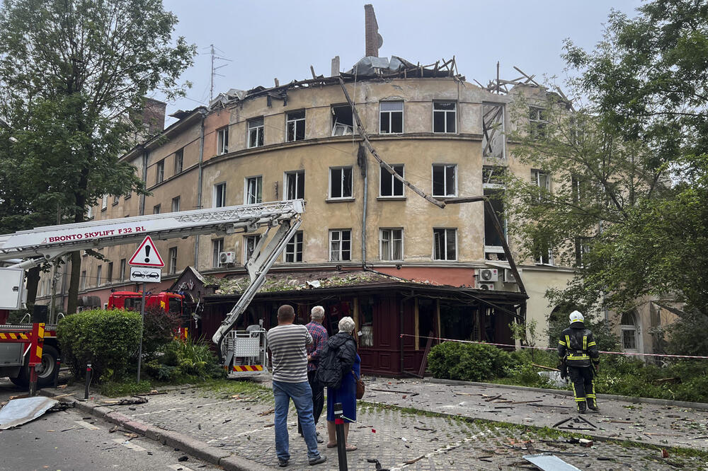 RUSKI RAKETNI NAPAD NA LAVOV: Pogođena stambena zgrada, najmanje troje poginulo (FOTO)