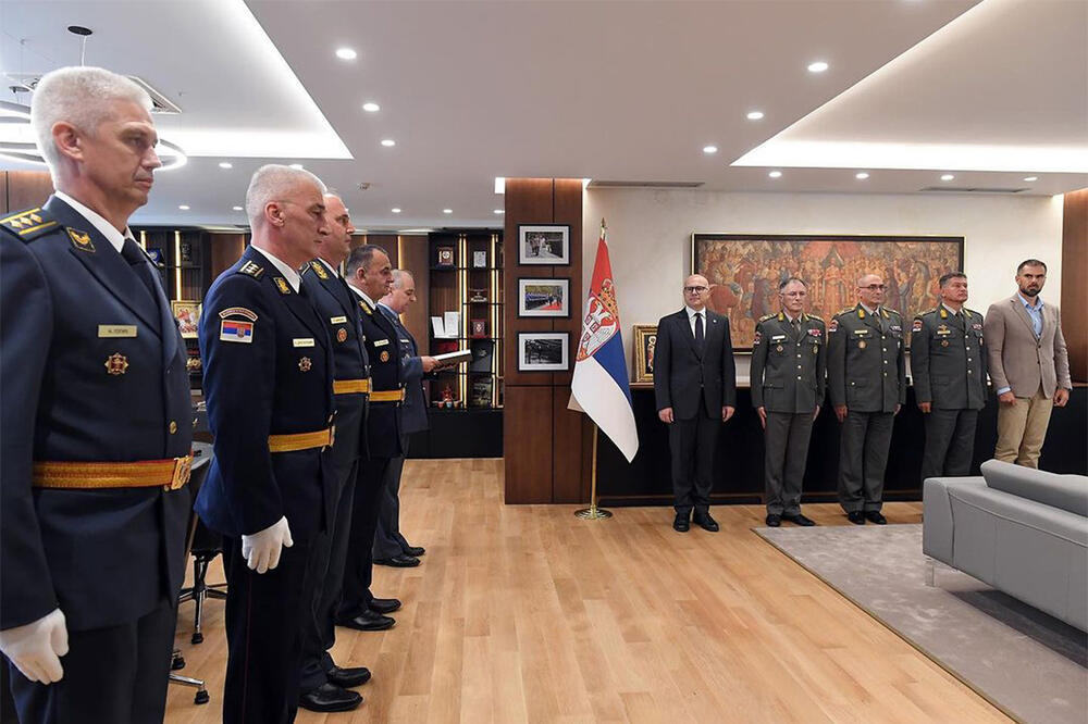 MINISTAR VUČEVIĆ uručio ukaze o unapređenjima i postavljenjima oficirima Vojske Srbije: ŽELIM IM DA S PONOSOM NOSE NOVE ČINOVE