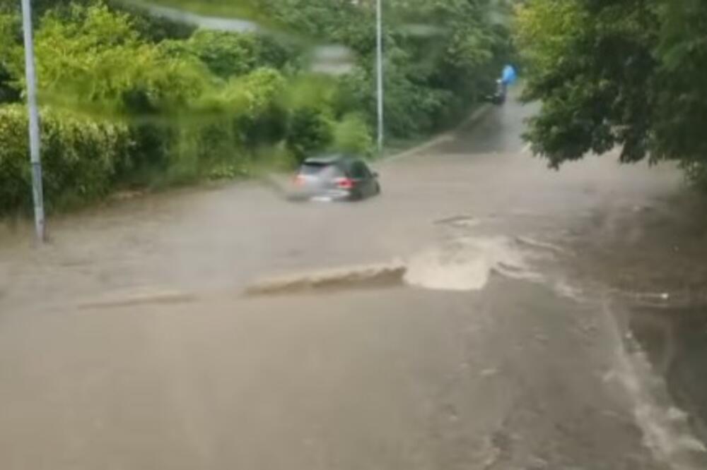 DELOVI BEOGRADA POD VODOM: Ulice poplavljene, jak pljusak paralisao saobraćaj u nekoliko naselja (VIDEO)