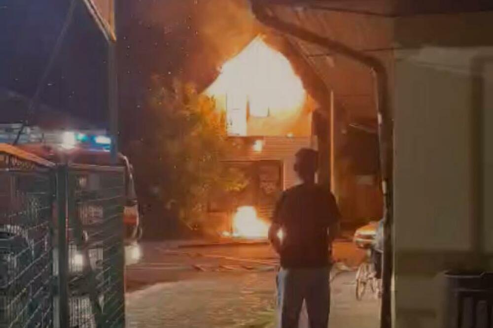 POŽAR U CENTRU LESKOVCA: Gorela kuća, vatrogasci brzo reagovali (VIDEO)
