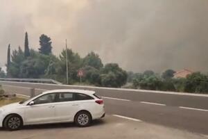 APOKALIPTIČNE SCENE U DALMACIJI, VATRA GUTA KUĆE Požar gasi 148 vatrogasaca sa 56 vozila i avioni, JEZIV PRIZOR IZ VAZDUHA (VIDEO)