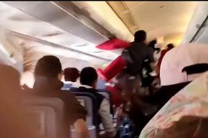 ZASTRAŠUJUĆE! KROV AVIONA NAPUKAO TOKOM LETA: Uleteo u jake turbulencije, pa pobacao putnike do plafona! Ima POVREĐENIH (VIDEO)