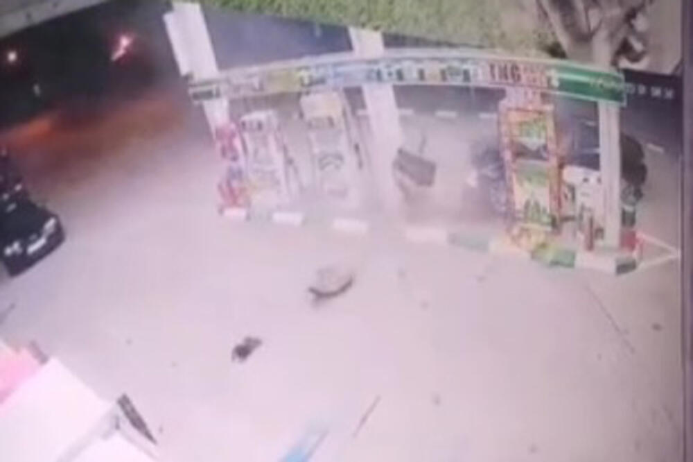 STRAVIČAN SNIMAK UDESA U ĆUPRIJI: Automobil se zakucao u benzinsku pumpu: "Mogao je da pobije 10 ljudi"