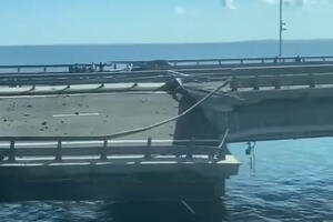 JEDAN DEO KRIMSKOG MOSTA NESTAO U MORU: Pogledajte novi snimak oštećene konstrukcije iz voza sa susednog železničkog mosta (VIDEO)