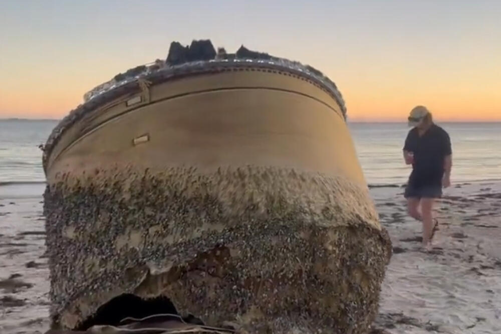 MISTERIJA KONAČNO REŠENA: Otkriveno šta je tačno CILINDAR koga su talasi izbacili na plažu u Australiji (VIDEO)