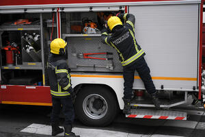 POŽAR KOD KRAGUJEVCA, IZGORELA GARAŽA: Vatra progutala i auto, 2 kvada, opremu - u gašenju učestvovalo 12 vatrogasaca sa 4 vozila