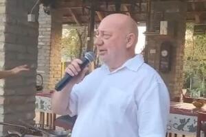 BIVŠI MINISTAR ZAPEVAO "ROMANIJU"! Bojan Dimitrijević dohvatio se mikrofona (VIDEO)