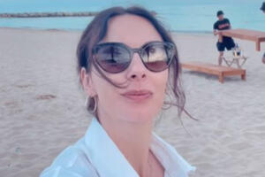SLOBODA MIĆALOVIĆ IZGLEDA BOŽANSTVENO: Lepa glumica uživa u pogledu na peščanoj plaži, a evo ko joj pravi društvo! (FOTO)