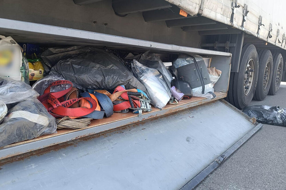 NA KELEBIJI ZAPLENA VREDNA 20.000 EVRA! Kamion prevozio robu iz Danske, carinici u kabini iznad ležaja našli skriveni tovar (FOTO)