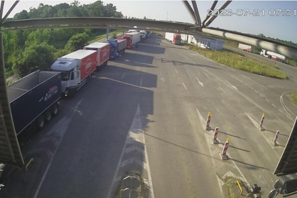 PAKAO ZA TERETNJAKE NA GRANIČNIM PRELAZIMA: Kamioni na Sremskoj Rači čekaju 9 sati, na prelazima Šid i Batrovci 6