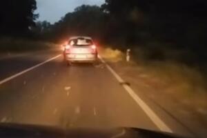 JEZIV SNIMAK KRUŽI MREŽAMA: Dok je mirno vozio magistralom, samo se začuo tup udarac i vrisak! (VIDEO)