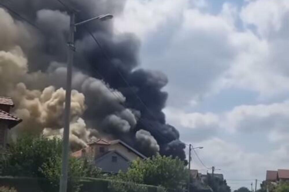 BUKTINJA NA ALTINI! Gust crni dim se nadvio nad naseljem, preti da zahvati obližnje kuće, IMA POVREĐENIH (VIDEO)