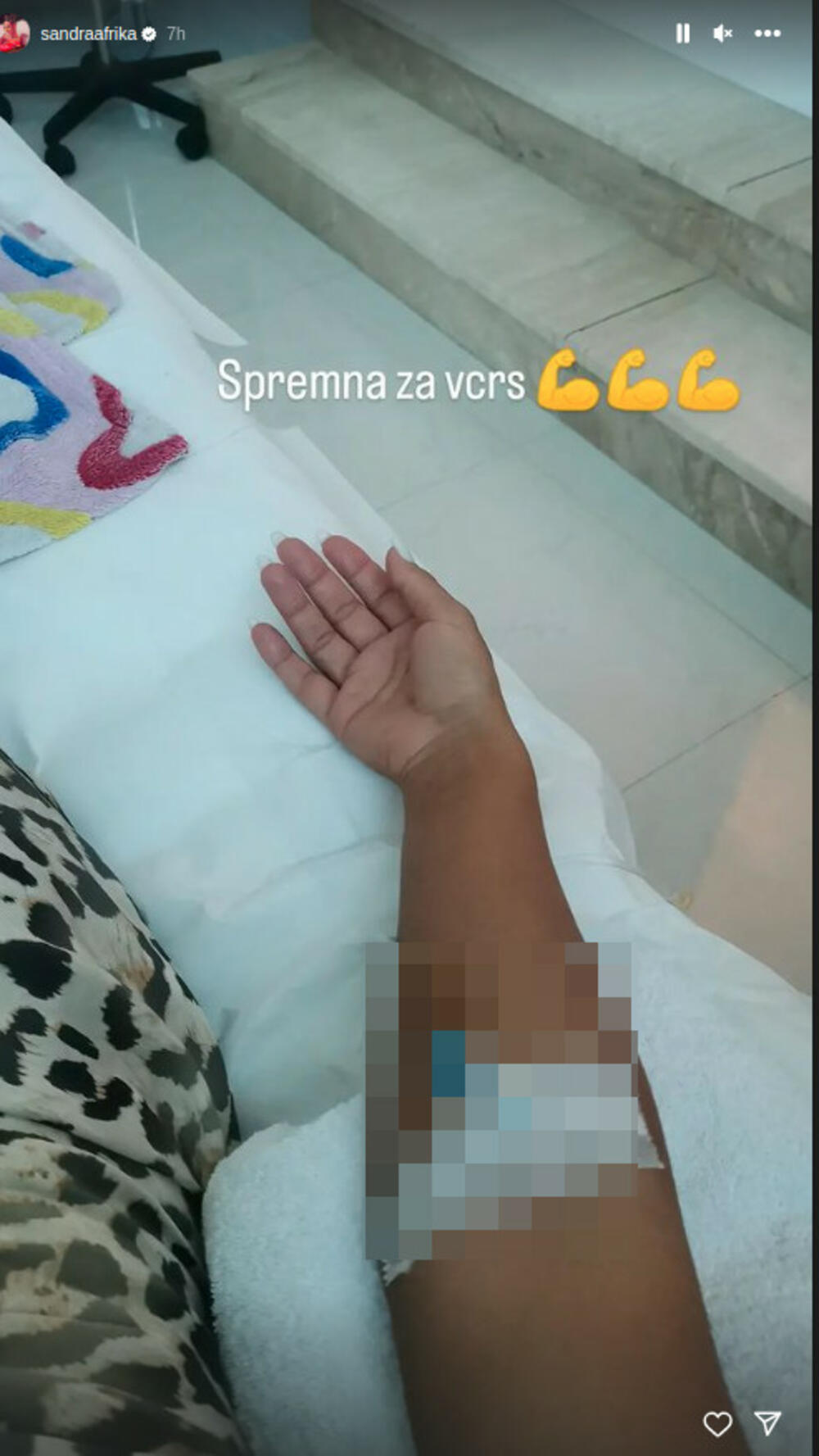 Pevačica je objavila stori na društvenoj mreži Instagram, te svoju fotografiju gde se vidi ruka na koju je prikačena infuzija